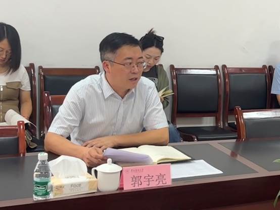 图片包含 桌子, 游戏机, 女人, 男人描述已自动生成