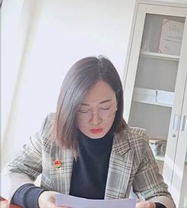 戴眼镜的女人AI 生成的内容可能不正确。