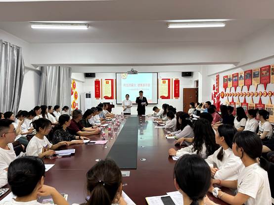 会议室里的人们描述已自动生成